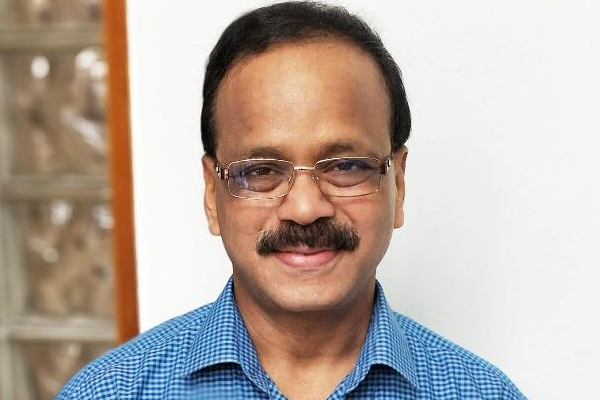 நெஞ்சு வலியால் படுத்த தயாரிப்பாளர் தனஞ்செயன்.. வீடியோவை நீங்களே பாருங்க | Dhananjayan Promotion Video For Ratham Movie