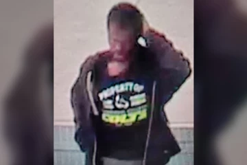 பட்டப்பகலில் பெண்ணை ஆவேசமாக தாக்கிய நபரை தீவிரமாக தேடும் ரொறன்ரோ பொலிஸார்!