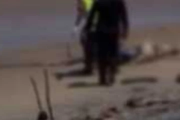 கடற்கரையில் தலை துண்டிக்கப்பட்ட நிலையில் மனித சடலம்