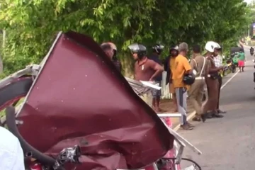 බොරලුකැටියේ ත්‍රී රෝද රථයක් හා ලොරි රථයක් ගැටීමෙන් මාරක අනතුරක්