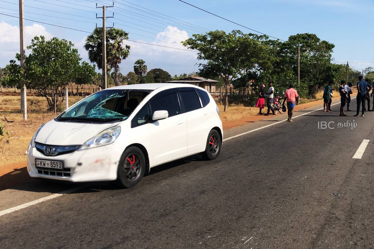 கிளிநொச்சியில் விபத்தில் சிக்கி நபர் ஒருவர் படுகாயம்! | Car Hits Cyclist On A9 Road In Kilinochchi கிளிநொச்சியில் விபத்தில் சிக்கி நபர் ஒருவர் படுகாயம்! | Car Hits Cyclist On A9 Road In Kilinochchi