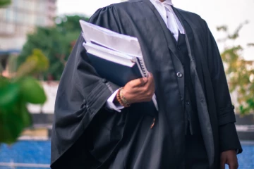 சட்டத்தரணிகளை வழிமறித்து தாக்குதல்; ஒருவர் கைது மற்றவர்களுக்கு வலைவீச்சு!