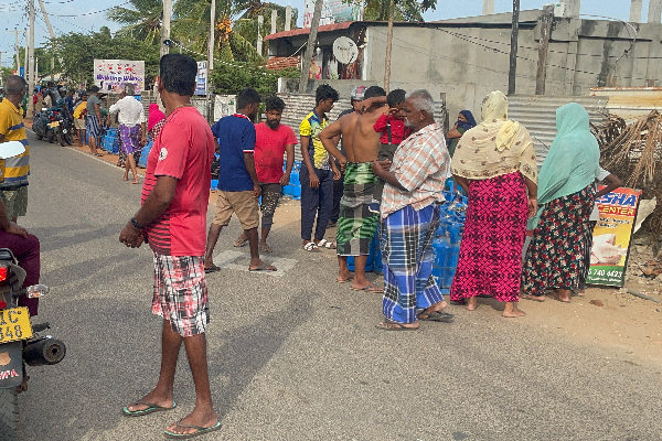 மன்னாரில் எரிவாயு விற்பனை முகவர் மற்றும் பொதுமக்களுக்கிடையில் வாய்த்தர்க்கம் (PHOTOS) | Gas Shortage In Mannar