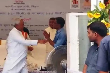 உங்கள் காலில் கூட விழுகிறேன்...ஐ.ஏ.எஸ். அதிகாரியிடம் கெஞ்சிய பீகார் முதலமைச்சர்!