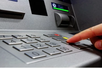 ATM இயந்திரத்தை எட்டி உதைத்தவருக்கு நேர்ந்த கதி