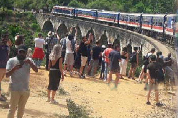 இலங்கையின் முக்கிய பகுதியில் குவிந்த வெளிநாட்டு பயணிகள் | Sl Tourism Demodara Nine Arches Bridge