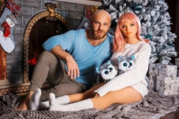 ஆண் பொம்மையை திருமணம் செய்ய விரும்பும் பாடிபில்டர்..!