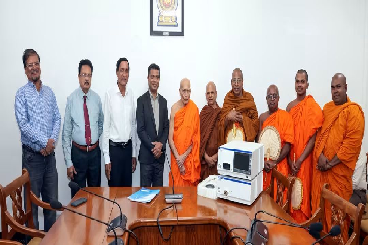 இலங்கைக்கு மருத்துவ உபகரணங்களை நன்கொடையாக வழங்கிய சிங்கப்பூரைச் சேர்ந்த இலங்கைத் துறவி | Singapore Based Sri Lankan Monk Helps Donate இலங்கைக்கு மருத்துவ உபகரணங்களை நன்கொடையாக வழங்கிய சிங்கப்பூரைச் சேர்ந்த இலங்கைத் துறவி | Singapore Based Sri Lankan Monk Helps Donate