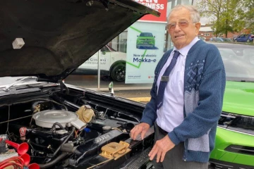 75 ஆண்டுகள்.. ஒரே நிறுவனத்தில் வேலை செய்து ஓய்வு பெற்ற 90 வயது பிரித்தானியர்! வியப்பூட்டும் தகவல்