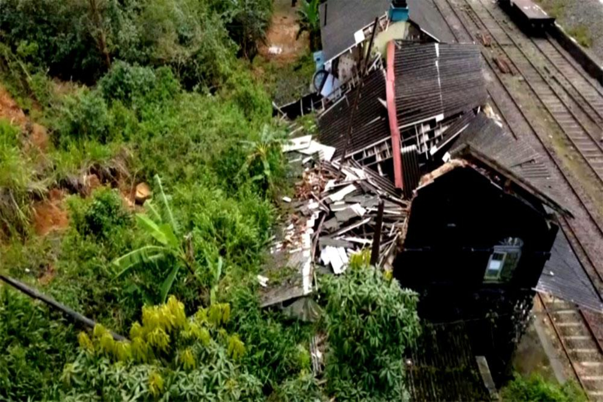 மண்சரிவினால் வட்டவளை ரயில் நிலையம் சேதம் | Watawala Railway Station Damaged By Landslide மண்சரிவினால் வட்டவளை ரயில் நிலையம் சேதம் | Watawala Railway Station Damaged By Landslide