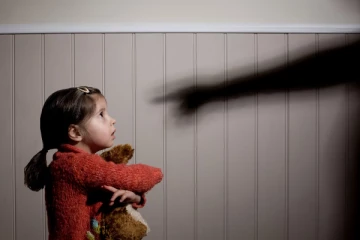 ஆறு வயதுச் சிறுமியை கடத்திச் சென்று துன்புறுத்திய இளைஞன் கைது