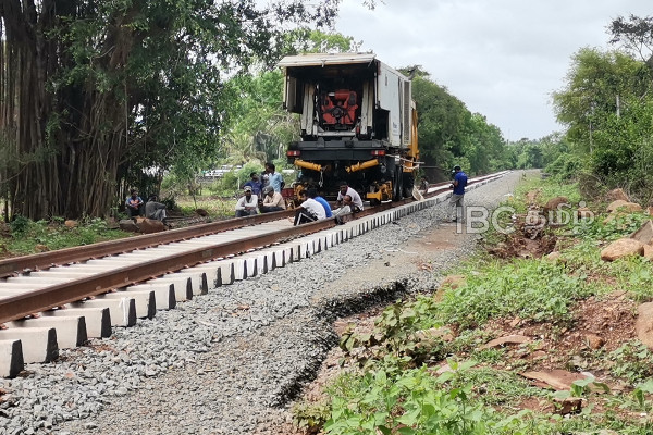 வவுனியாவில் புகையிரதப் பாதையினை மறித்து கிராம மக்கள் ஆர்ப்பாட்டம் | Protest Blocking Railway Line In Vavunia People