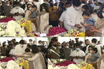 பிபின் ராவத் - அவரது மனைவியின் உடல்களுக்கு அரசியல் பிரபலங்கள் அஞ்சலி