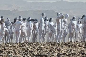 நிர்வாணமாக வந்த 300 ஆண், பெண்கள் - இணையத்தை கலக்கிய ஒற்றை புகைப்படம்