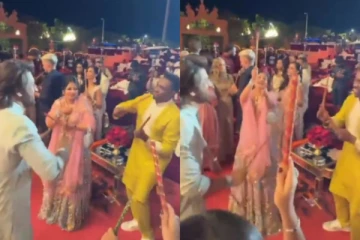 கோலாட்டம் அடித்து குத்தாட்டம் போட்ட டோனி - பிராவோ..! வைரல் வீடியோ