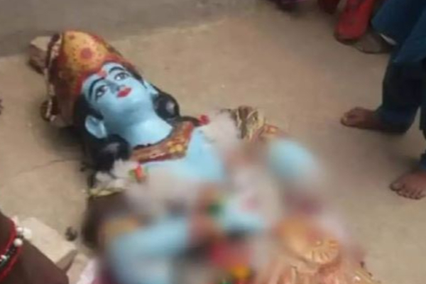 பாகிஸ்தானிலுள்ள கோவில் மீது தாக்குதல் :  கிருஷ்ணர் சிலை உடைப்பு! | Templeattack In Pakistan Krishna Statue Smashed