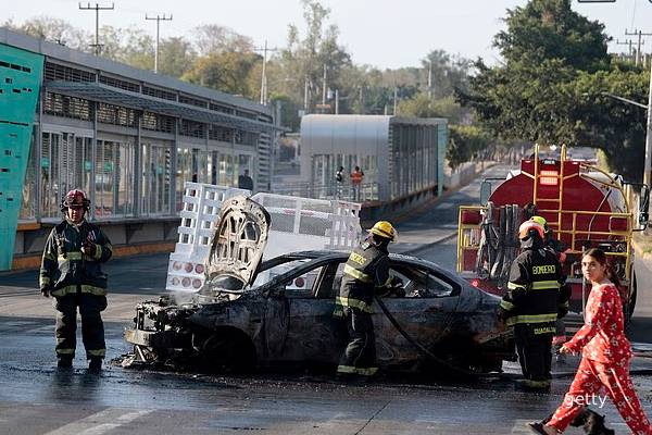 விமானங்கள் ரத்து... சுற்றுலாப்பயணிகளுக்கு எச்சரிக்கை: பற்றியெரியும் மெக்ஸிகோ | Top Cartel Leader Killed In Mexico