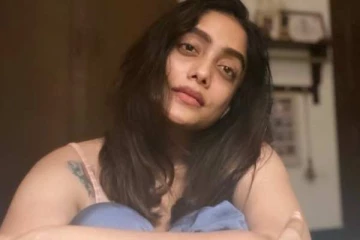 டாப் ஆங்கிளில் படுக்கை புகைப்படம்!! முகம் சுளிக்க வைத்த பிக்பாஸ் நடிகை அபிராமியின் போஸ்..