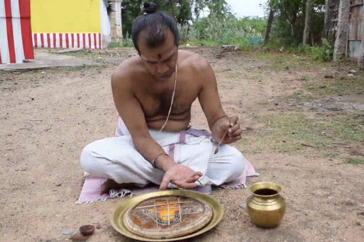 தமிழ்நாட்டில் இறந்தவர்களின் பெயருக்கு அர்ச்சனை செய்யப்படும் அதிசய கோவில் | Which Temple In Tamilnadu Do Archanas For Deceased