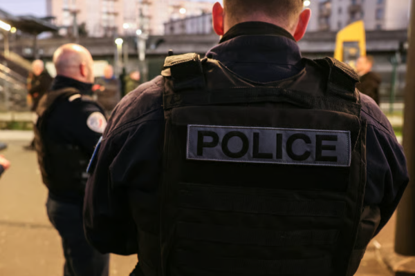 உளவு பார்த்ததாக பிரான்சில் வெளிநாட்டவர்கள் கைது | 2 Chinese Arrested In France For Spying