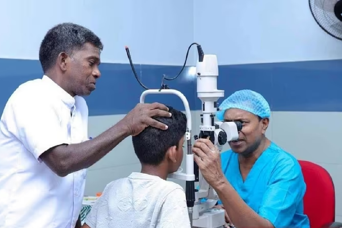 யாழில் சர்ச்சையை ஏற்படுத்திய சம்பவம் - 400 பேர் பாதிப்பு: காரணத்தை வெளியிட்ட வைத்திய நிபுணர் மலரவன் | Mass Eye Irritation Jaffna Temple Cause Revealed யாழில் சர்ச்சையை ஏற்படுத்திய சம்பவம் - 400 பேர் பாதிப்பு: காரணத்தை வெளியிட்ட வைத்திய நிபுணர் மலரவன் | Mass Eye Irritation Jaffna Temple Cause Revealed