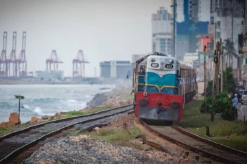 கடமையின் போது உறங்கிய தொடருந்து சமிக்ஞை அதிகாரிகளுக்கு நேர்ந்த கதி