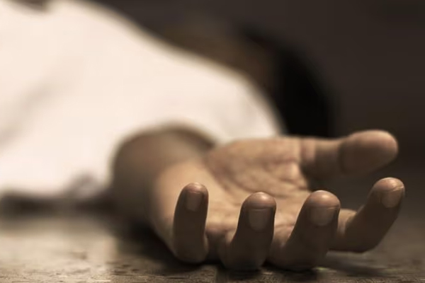 பாடசாலை ஒன்றின் வாயிலுக்கு அருகில் இருந்து ஆணின் சடலம் மீட்பு | Man S Body Was Recovered From Near The School