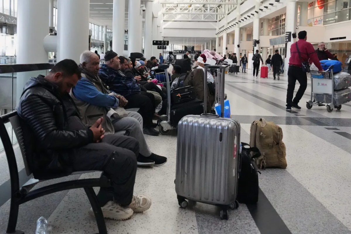 மத்திய கிழக்கில் 3,400ற்கும் மேற்பட்ட விமான பயணங்கள் இரத்து | Over 3400 Flights Cancelled Gulfs Airspaces Closed