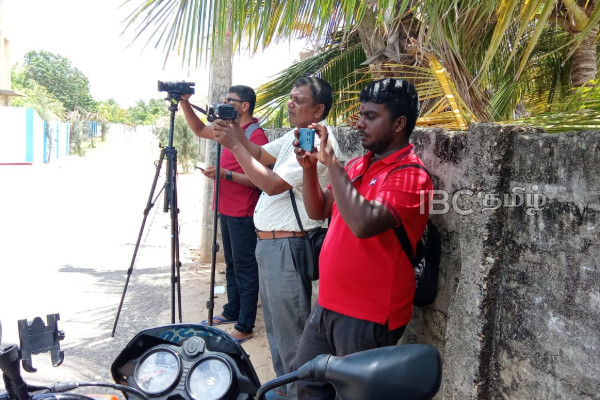 யாழில் ஊடகவியலாளர்களை சமூக விரோதிகளாக சித்தரித்த பாடசாலை: வெடித்த சர்ச்சை | Journalists Blocked At Nagar Kovil Memorial