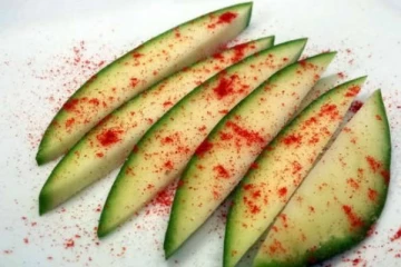 மாங்காயை மிளகாய் தூள் தொட்டு சாப்பிட்டால் என்ன நடக்கும் தெரியுமா? நன்மைகளோ ஏராளம்