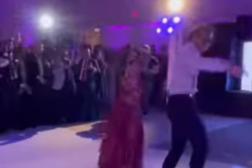 இன்ப அதிர்ச்சியில் உறவினர்கள்.... திருமணத்தில் வேற லெவலில் நடனமாடிய ஜோடி!