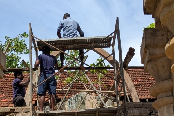 மீண்டும் விழாதிருக்க யாழ் நல்லூர் மத்திரிமனைக்கு பாதுகாப்பு வேலைகள்! | Jaffna Mantri Manai Work To Prevent Damage