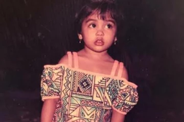 இந்த புகைப்படத்தில் இருக்கும் டாப் நடிகை யார் தெரியுமா.. உள்ளே பாருங்க