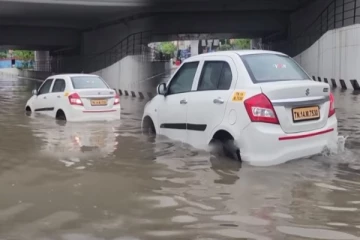 சுரங்கப்பாதையில் தேங்கிய மழை நீரில் சிக்கிய கார் - செய்வதறியாது திகைத்த குடும்பம்..!