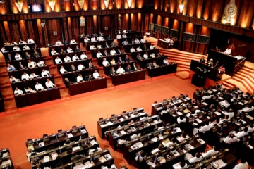 நாமலுக்கும் எதிரணி நாடாளுமன்ற உறுப்பினர்களுக்கும் இடையில் கடும் தர்க்கம்