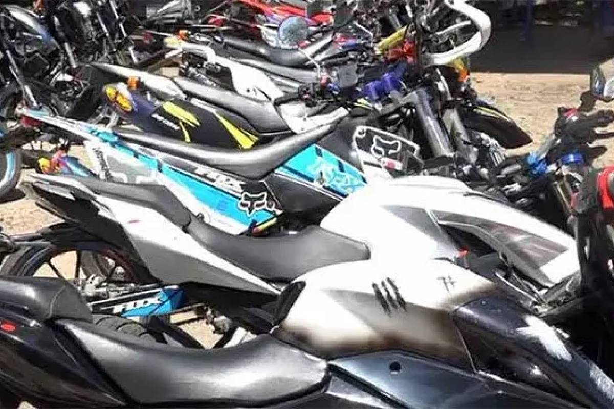 சட்டவிரோதமாக மாற்றியமைக்கப்பட்ட மோட்டார் சைக்கிள்களுடன் 16 பேர் அதிரடி கைது! | 16 Arrested Riding Illegally Modified Motorcycles சட்டவிரோதமாக மாற்றியமைக்கப்பட்ட மோட்டார் சைக்கிள்களுடன் 16 பேர் அதிரடி கைது! | 16 Arrested Riding Illegally Modified Motorcycles