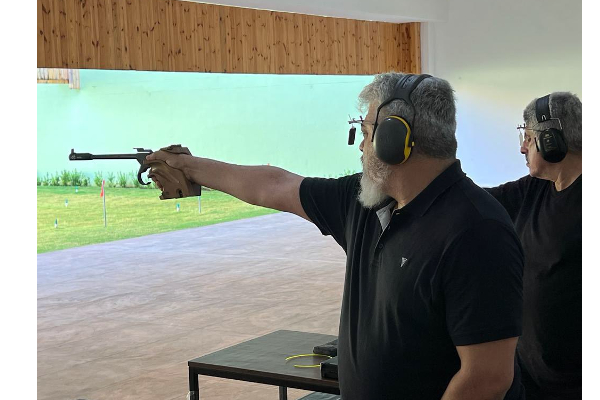 துப்பாக்கி சுடும் போட்டியில் பதக்கங்களை குவித்த நடிகர் அஜித் குமார் - குவியும் வாழ்த்துக்கள் | Actor Ajith Team Won Gold And Bronze Medals