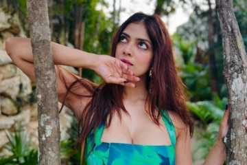 நடிகை மாளவிகா மோகனன் செம ஹாட் உடையில் அழகிய போட்டோஷூட்