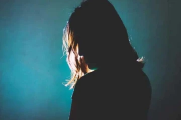 இளம்பெண்ணை கட்டிலில் கட்டிவைத்து அரங்கேறிய கொடுமை: இறுதியில் நடந்தது என்ன?