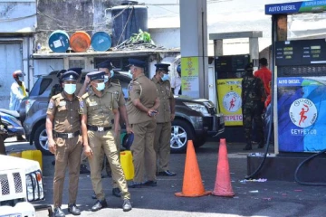 ලංකාවෙත් උණුසුම් තත්ත්වයක් - ඉන්ධන පිරවුම්හල් වලට පොලිස් ආරක්ෂාව