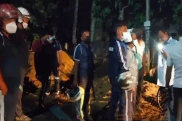 வடமராட்சியில்  வாள்வெட்டுக் குழு பெரும் அட்டகாசம்!  - பல சொத்துக்கள் சேதம்