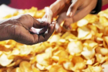 இலங்கையில் பெரும் அவலம் - உணவிற்கு பதிலாக நீரை அருந்தும் மக்கள்