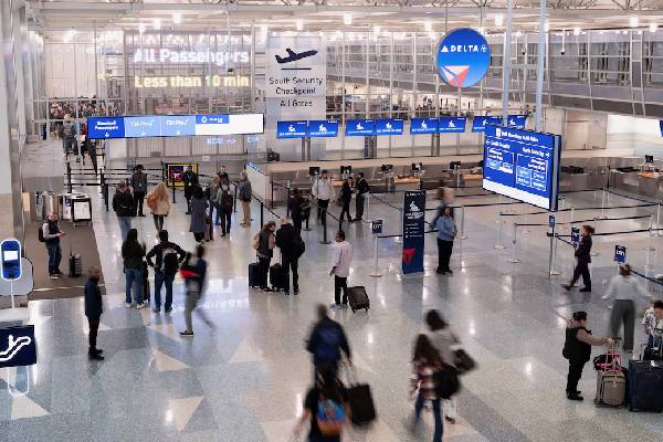 திணறும் பயணிகள்... ஸ்தம்பிக்கும் விமான நிலையங்கள்: 1200 விமானங்கள் ரத்து | Flight Cuts Shutdown Continues திணறும் பயணிகள்... ஸ்தம்பிக்கும் விமான நிலையங்கள்: 1200 விமானங்கள் ரத்து | Flight Cuts Shutdown Continues