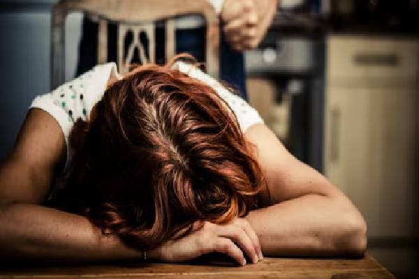 முகநூல் நண்பன் வீட்டுக்குச் சென்ற மாணவிக்கு நேர்ந்த கதி | Student Went House Of The Young Man Met Facebook