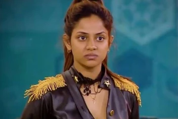 வெள்ளை உடையில் நச் என்று போஸ் கொடுத்த ஐஸ்வர்யா தத்தா