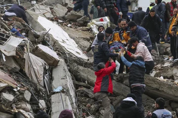 துருக்கி, சிரியாவில் 33,000 பேர் உயிரை பலியெடுத்த நிலநடுக்கம்!