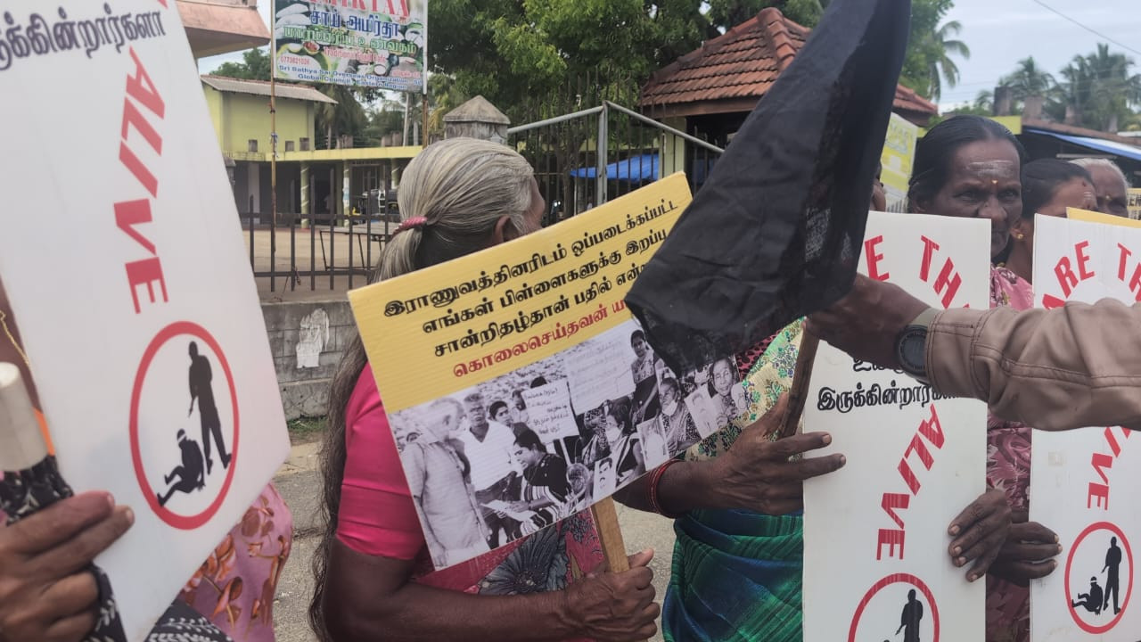 அம்பாறையில் வலிந்து காணமலாக்கப்பட்ட உறவுகள் கவனயீர்ப்பு போராட்டம்! 3 Gallery