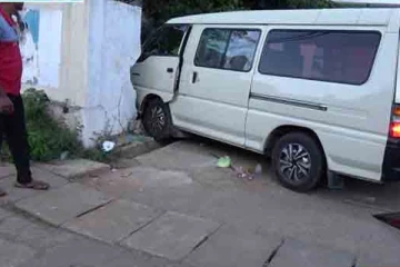 மதிலில் மோதிய வேன்; அறுவர் நிலை கவலைக்கிடம்