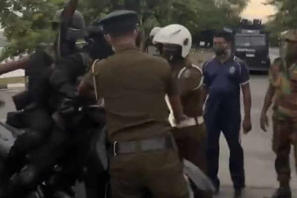 இராணுவத்தின் மீது பொலிஸார் அதிரடி நடவடிக்கை: ஆத்திரத்தில் இராணுவத் தளபதி | Street Ban Army Motor Vehicle Misbehavior Police