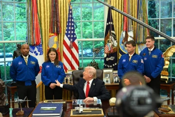 ලොවම පුදුම කරමින් ට්‍රම්ප් ඊළඟ පාර සඳට යන්න සැරසෙයි? නාසා එකෙනුත් කැමැත්ත